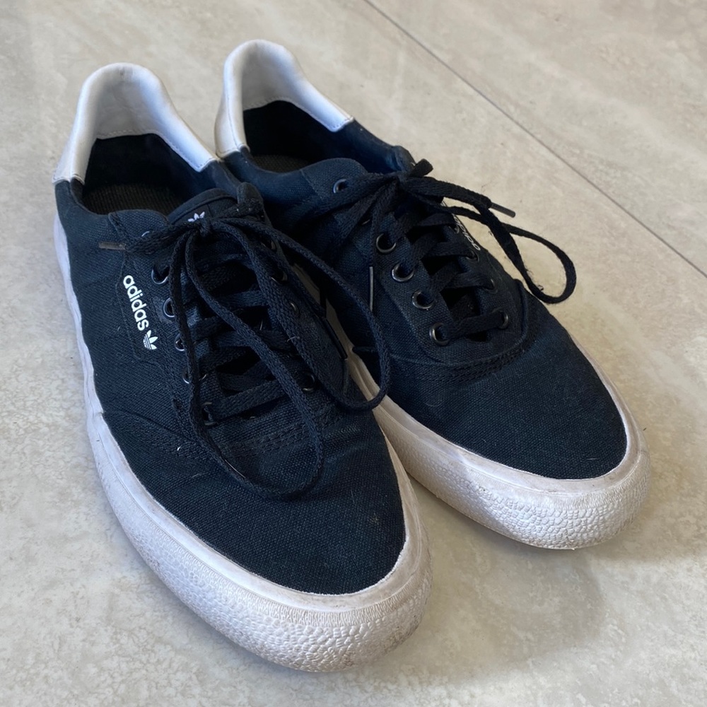 Adidas sneaker. 8.5 Mens.